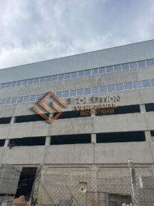 Veneziana Industrial para Ventilação e Claridade - Durabilidade e Facilidade de Manutenção