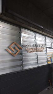 Veneziana Industrial PVC Veneziana Industrial de PVC com instalação simples, ideal para ventilação eficiente e durabilidade em ambientes industriais