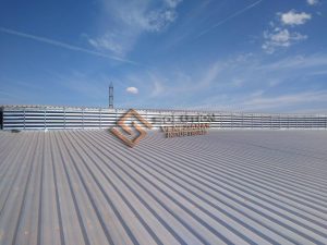 Lanternim em Edifícios Comerciais - Iluminação Natural com estrutura em aço galvanizado para ambientes comerciais modernos e sustentáveis