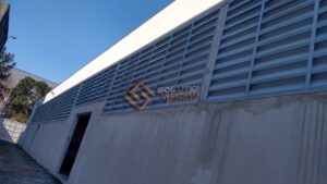 Veneziana Fachada: Combinando Estilo -A Estética Funcional da Veneziana Industrial