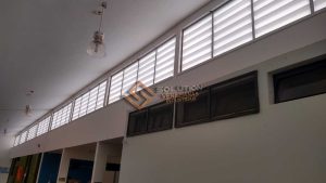 Veneziana Industrial Uso Veneziana Industrial em uso na redução de desperdícios, promovendo ventilação contínua e controle térmico eficiente em ambientes industriais