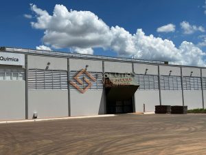 Veneziana Industrial Fachadas – Melhoria na Ventilação Natural com estrutura resistente, ideal para galpões e indústrias que exigem eficiência térmica e fluxo de ar constante.