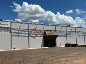 Veneziana Industrial Fachadas Veneziana Industrial Fachadas – Melhoria na Ventilação Natural com estrutura resistente, ideal para galpões e indústrias que exigem eficiência térmica e fluxo de ar constante.