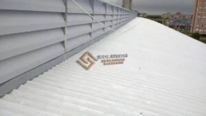 Lanternim Manutenção Lanternim Manutenção Limpeza com fácil acesso e estrutura em aço galvanizado, ideal para garantir ventilação contínua e redução de custos operacionais