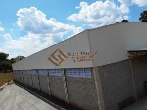 Veneziana Industrial: Ambiente de Armazenagem com Controle de Temperatura