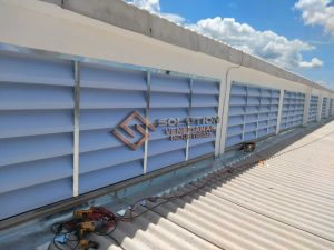 Lanternim em Espaços Industriais Lanternim em Espaços Industriais - Redução de Custos de Energia com lanternim em aço galvanizado para ventilação natural e eficiência energética