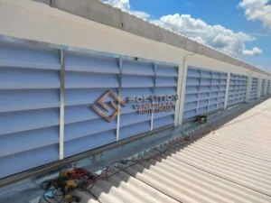 Lanternim em Espaços Industriais Lanternim em Espaços Industriais - Redução de Custos de Energia com lanternim em aço galvanizado para ventilação natural e eficiência energética
