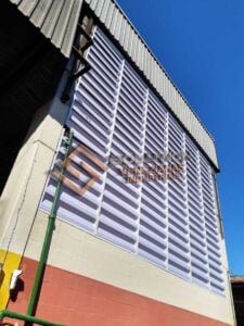 Melhoria da Qualidade do Ar em Espaços Grandes com Veneziana Industrial