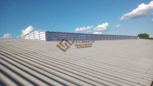 Lanternim na Produtividade com regulação térmica eficiente para ambientes industriais, promovendo conforto, ventilação natural e desempenho contínuo.