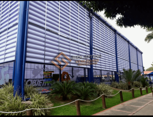 Veneziana Industrial Fachadas com durabilidade e resistência para ambientes industriais, ideal para ventilação e proteção estrutural em galpões