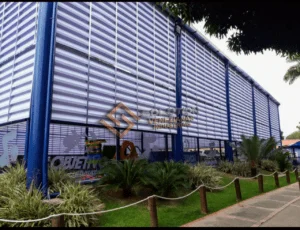 Veneziana Industrial Fachadas Veneziana Industrial Fachadas com durabilidade e resistência para ambientes industriais, ideal para ventilação e proteção estrutural em galpões