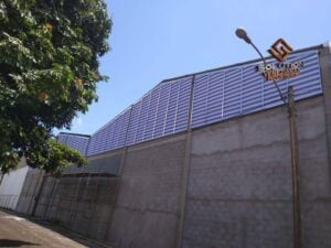Solution Venezianas Industriais, A imagem de uma veneziana industrial em policarbonato ilustra um produto utilizado para ventilação e iluminação natural em ambientes industriais. Sua estrutura leve e durável oferece eficiência energética e resistência às intempéries, sendo ideal para fábricas, armazéns e outras instalações industriais que necessitam de um ambiente bem ventilado e iluminado naturalmente.