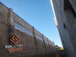 Veneziana Industrial: Beleza Funcional e Integração Arquitetônica