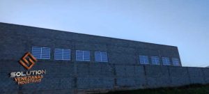Venezianas Industriais PVC com estética moderna que complementa o ambiente, oferecendo ventilação eficiente e acabamento visual sofisticado