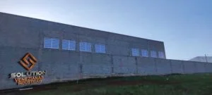 Janelas Industriais Policarbonato Janelas Industriais de Policarbonato são projetadas para fornecer uma combinação ideal de ventilação e iluminação natural, criando um ambiente de trabalho mais seguro e produtivo. Feitas com materiais de alta qualidade, essas janelas são resistentes a impactos e intempéries, garantindo durabilidade e baixo custo de manutenção.
