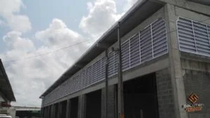 Veneziana Industrial Iluminação Ideal Veneziana Industrial Iluminação Ideal com ventilação e claridade natural para galpões industriais