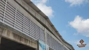 Veneziana Industrial Alta Eficiência combinando estética e funcionalidade para ventilação e iluminação natural