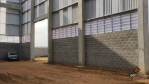 Economia e Sustentabilidade com a Veneziana Industrial Luz Otimizada