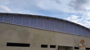 Veneziana Industrial Entrada de Luz com flexibilidade de aplicação em diferentes setores industriais