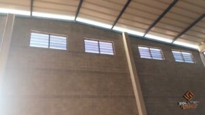 Veneziana Industrial Luz e EconomiaA Solução Sustentável da Solution para Iluminação e Redução de Custos