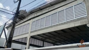 Veneziana Industrial Ar Interno melhorando o fluxo de ar e ventilação em ambiente industrial