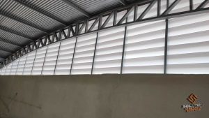 Veneziana Industrial Ar Interno melhorando a circulação e conforto térmico em ambiente industrial moderno