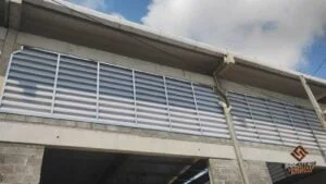 Veneziana Industrial Para Seu Projeto A Importância da Veneziana Industrial para ventilação e iluminação em projetos industriais