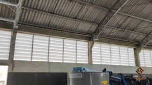 Veneziana Industrial para diminuir o calor em galpão industrial, proporcionando ventilação natural e controle térmico eficiente para ambientes industriais.