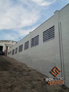 Veneziana Industrial Sua Iluminação, aplicada em fachada, promovendo sua iluminação natural com eficiência e economia de energia