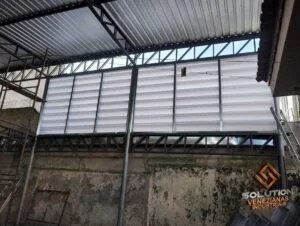 Veneziana Industrial e sua Eficiência Veneziana Industrial com alta eficiência energética, projetada para reduzir custos operacionais e melhorar a circulação de ar em ambientes industriais