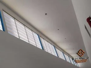Veneziana Industrial no Br Solution Veneziana Industrial instalada em fachada de galpão no Brasil, oferecendo ventilação natural, durabilidade e visual moderno para ambientes industriais.