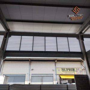 Veneziana Industrial Sua Luz Natural contribuindo para iluminação natural eficiente em ambientes industriais