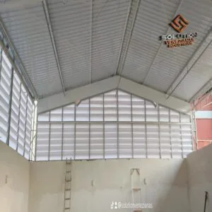 Venezianas Industriais em Fábricas garantindo circulação de ar eficiente e conforto térmico