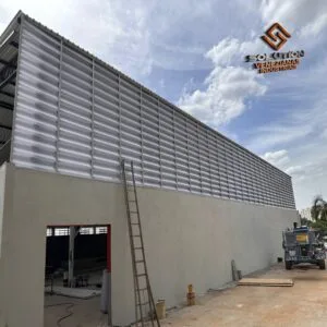 Venezianas Industriais em fábricas garantindo eficiência operacional e ventilação natural