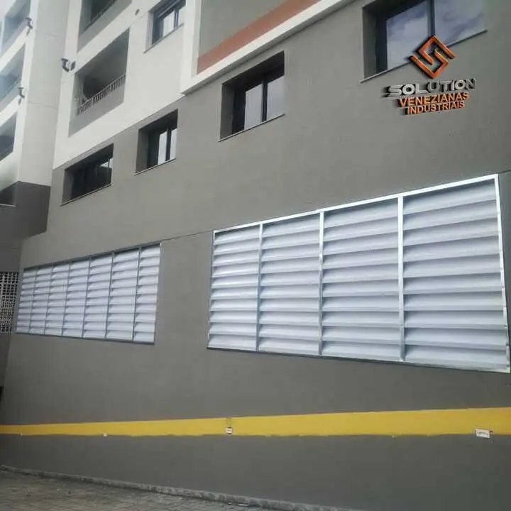 Durabilidade e Eficiência da Veneziana Industrial Luz Natural