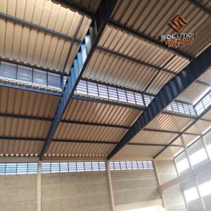 Lanternim em Infraestruturas Modernas com ventilação e luz natural