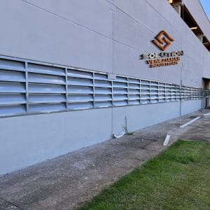 Veneziana Industrial Aço Galvanizado da Solution em ambiente industrial moderno