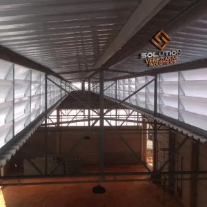 Veneziana Industrial Lanternim com design personalizado para ventilação natural eficiente e acabamento sob medida em projetos industriais