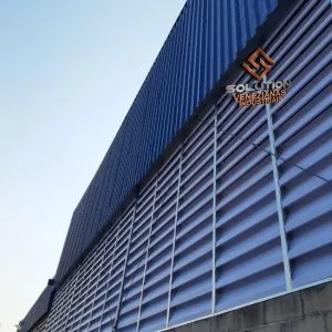 Veneziana Industrial Mais Frescor Veneziana Industrial Mais Frescor instalada em fachada de galpão, promovendo ventilação contínua e impacto direto na produtividade industrial