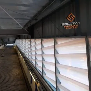 Veneziana Industrial Mais Claridade da Solution para ambientes industriais iluminados com luz natural