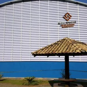 Veneziana Industrial Fachada Moderna - Valorização Imobiliária com Fachadas Modernas da Solution