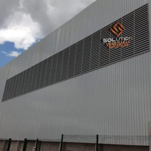 Veneziana Industrial Ótimo Desempenho: Solução inovadora para quem busca máxima eficiência em ventilação e iluminação natural em ambientes industriais. As janelas industriais translúcidas proporcionam conforto térmico, economia de energia e design moderno, tornando seu projeto mais sustentável e produtivo.