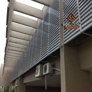 Veneziana Galpão Industrial Iluminação – Ambientes Produtivos e Confortáveis:A Veneziana para galpões industriais é a escolha ideal para garantir ventilação eficiente e iluminação natural, promovendo ambientes mais produtivos, confortáveis e saudáveis para sua equipe.