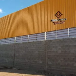 Veneziana Industrial Fachada Moderna da Solution, unindo ventilação e estética industrial