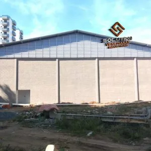 Janela industrial instalada em ambiente fabril, proporcionando ventilação natural eficiente e contribuindo para economia de energia.