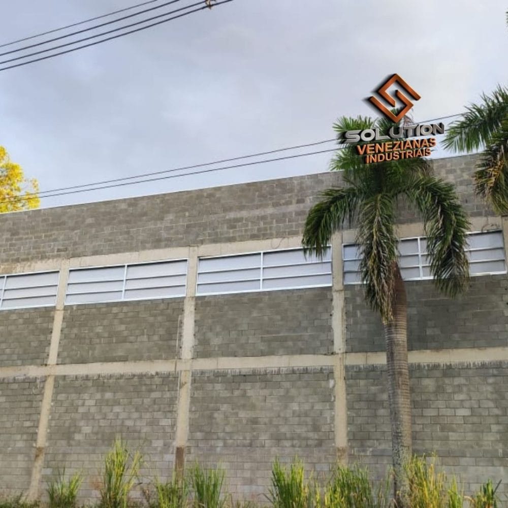 Como a Veneziana Industrial para Barracão contribuem para a iluminação natural