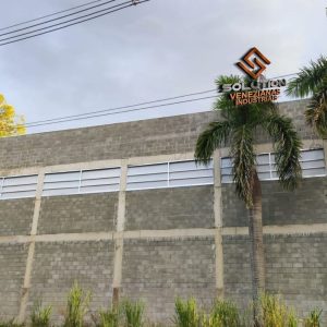 Veneziana Industrial para Barracão: solução para iluminação e ventilação eficiente em espaços industriais