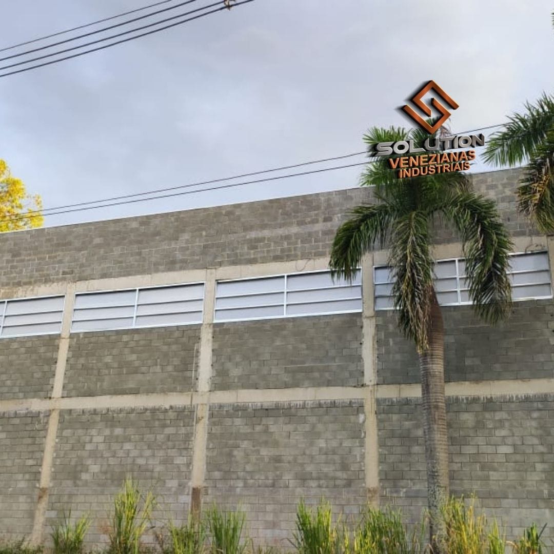 Veneziana Industrial para Barracão: solução para iluminação e ventilação eficiente em espaços industriais