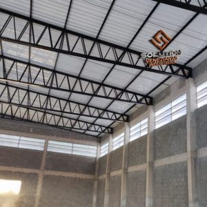 Veneziana Industrial Curitiba da Solution aplicada em galpão moderno com ventilação eficiente
