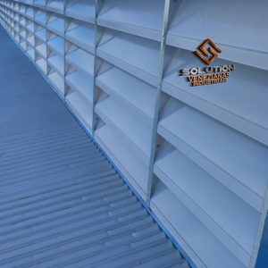 Lanternim durabilidade do galpão - O lanternim instalado no topo do galpão contribui para a ventilação natural e renovação do ar, além de ajudar a controlar a temperatura interna. Sua presença pode aumentar a durabilidade da estrutura do galpão, reduzindo a umidade e prevenindo o acúmulo de calor, fatores que podem comprometer materiais e equipamentos ao longo do tempo.